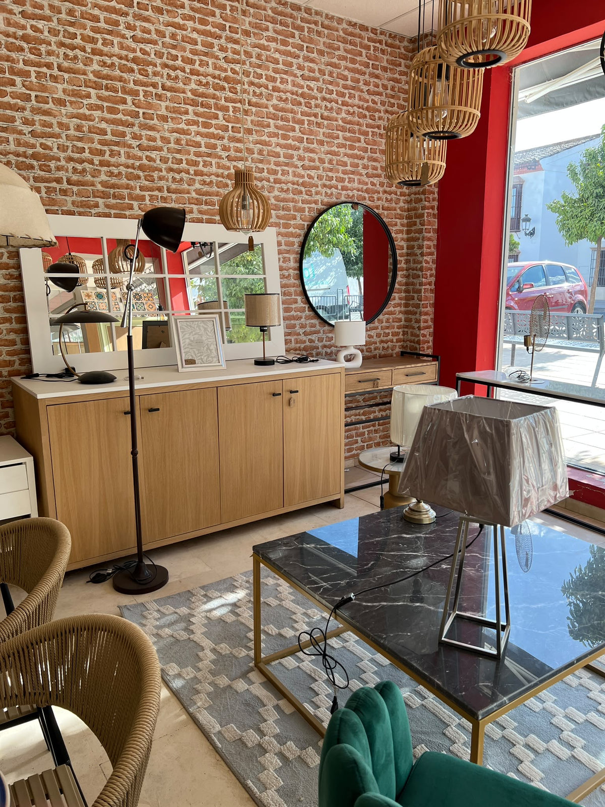 Exposición de muebles de madera maciza en la tienda Look Vintage de Écija