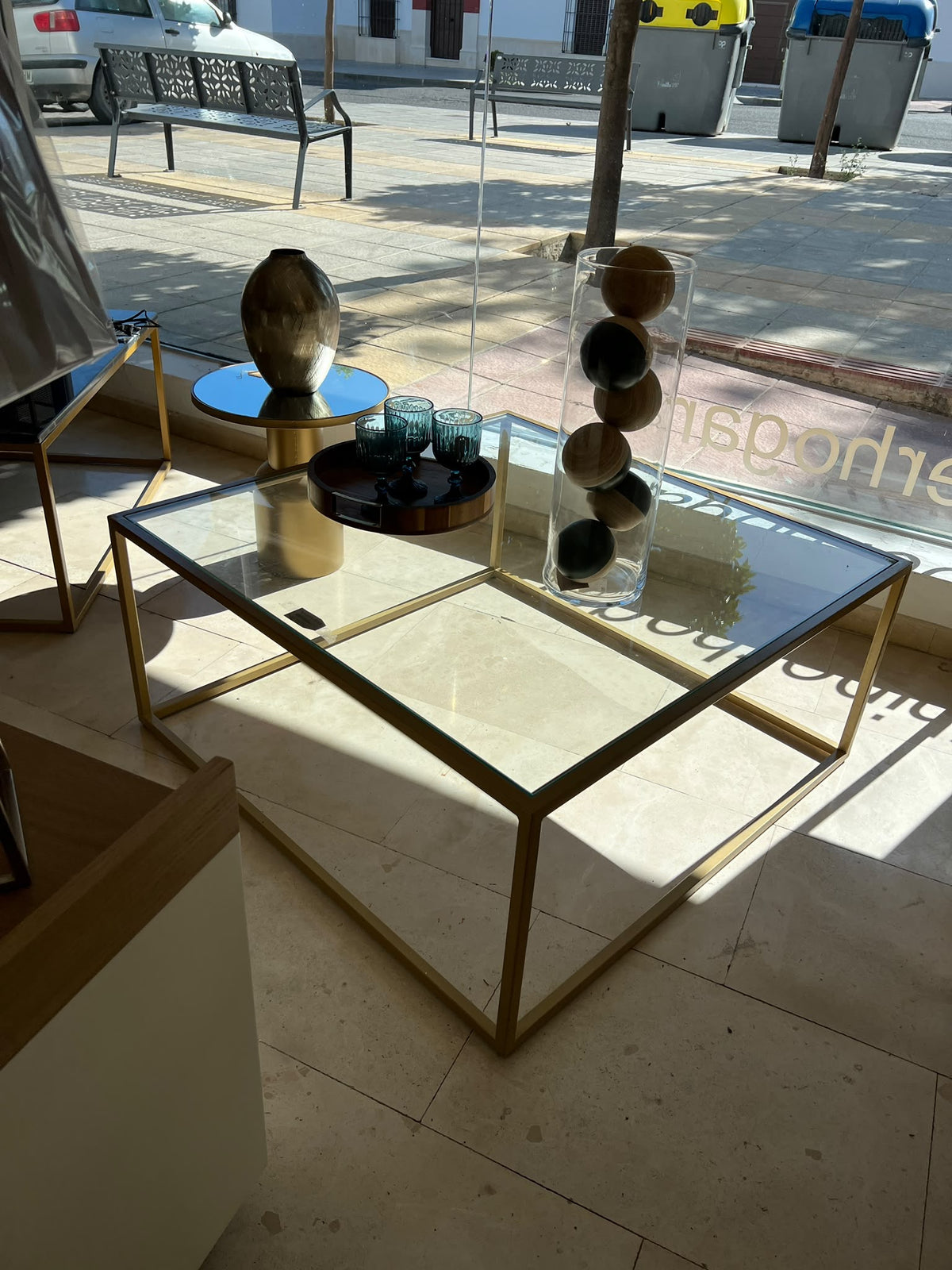 Exposición de muebles de madera maciza en la tienda Look Vintage de Écija
