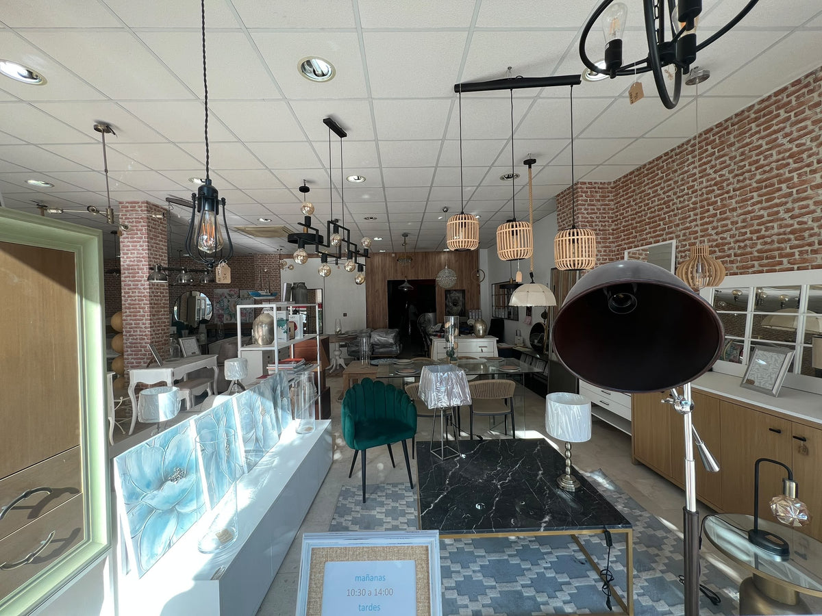 Exposición de muebles de madera maciza en la tienda Look Vintage de Écija