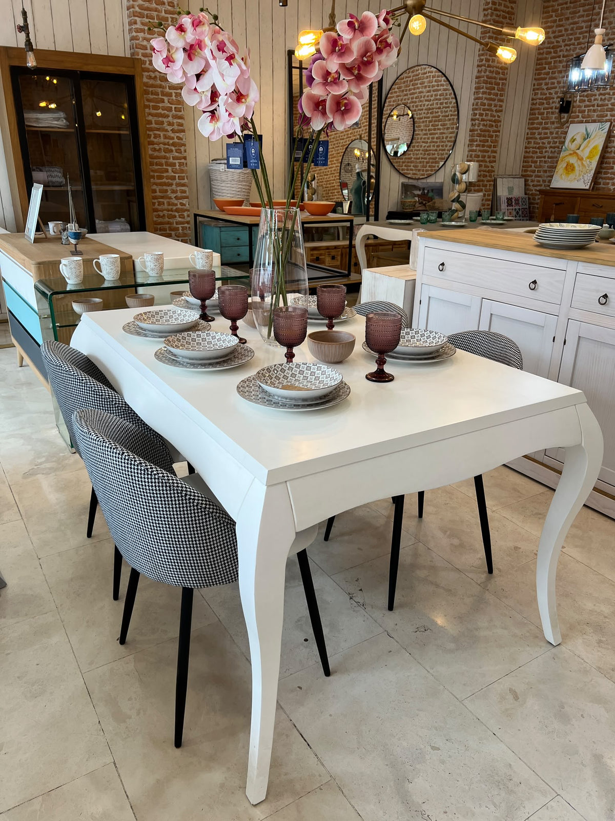 Exposición de muebles de madera maciza en la tienda Look Vintage de Écija