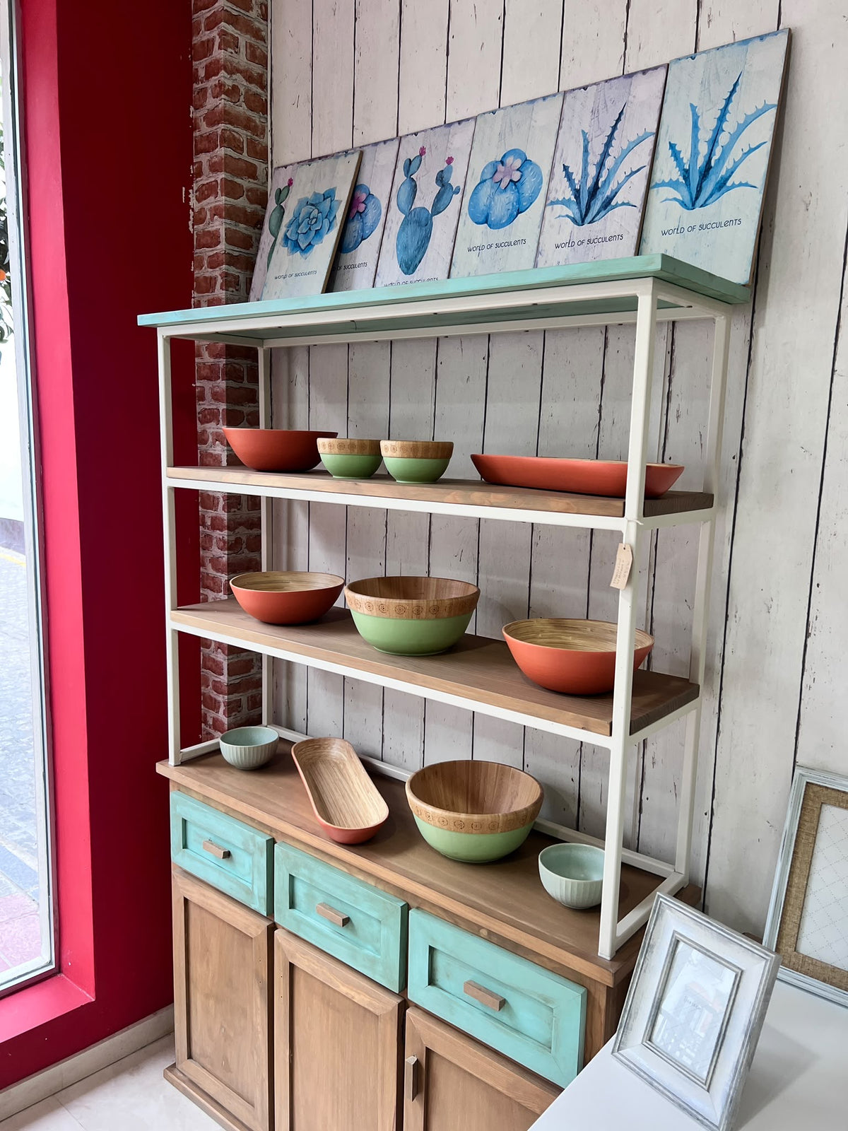 Exposición de muebles de madera maciza en la tienda Look Vintage de Écija