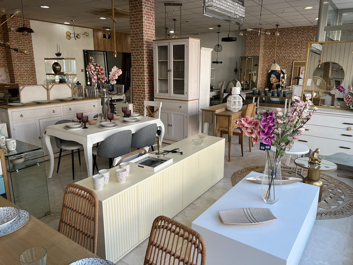 Exposición de muebles de madera maciza en la tienda Look Vintage de Écija