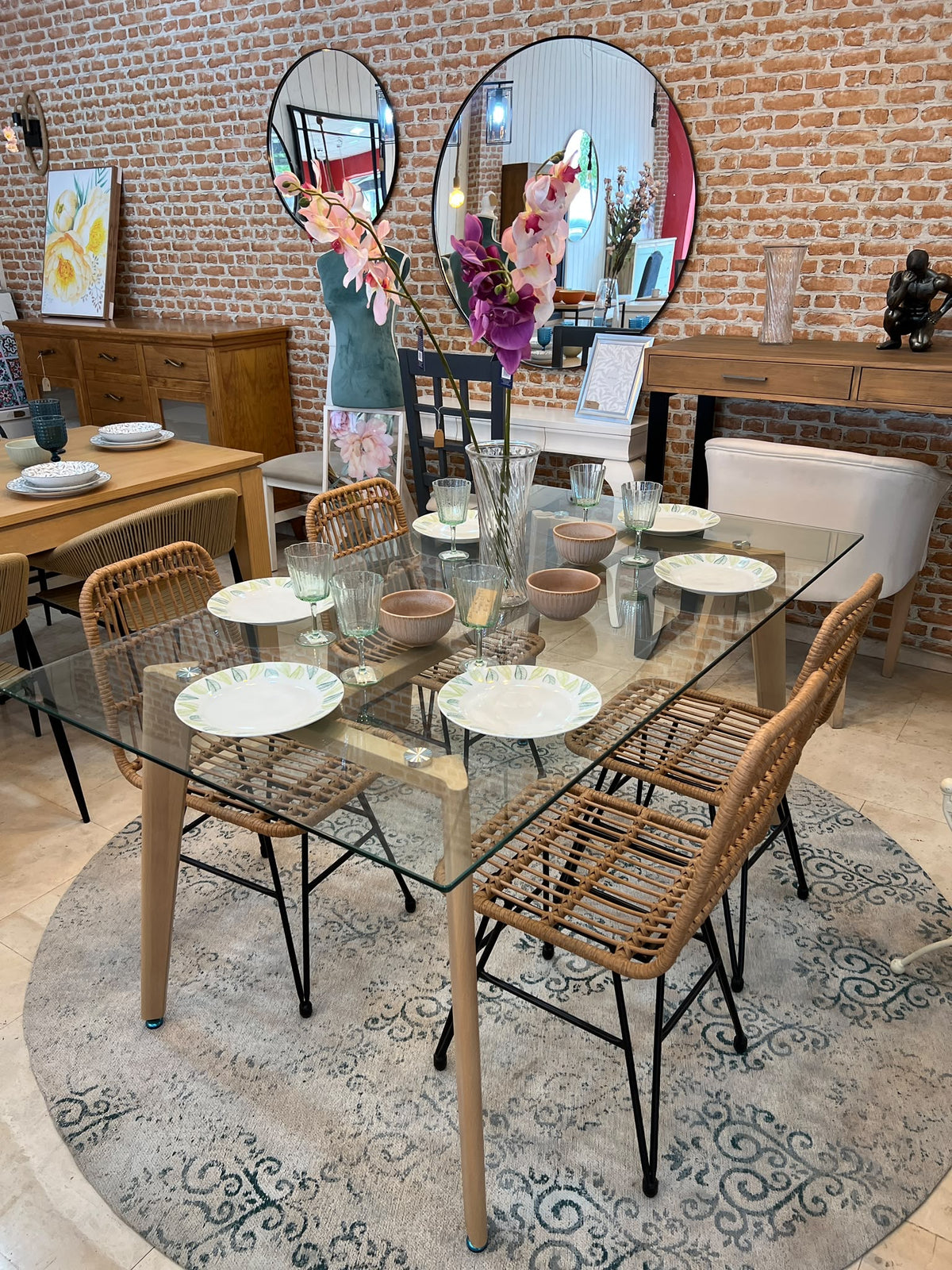 Exposición de muebles de madera maciza en la tienda Look Vintage de Écija