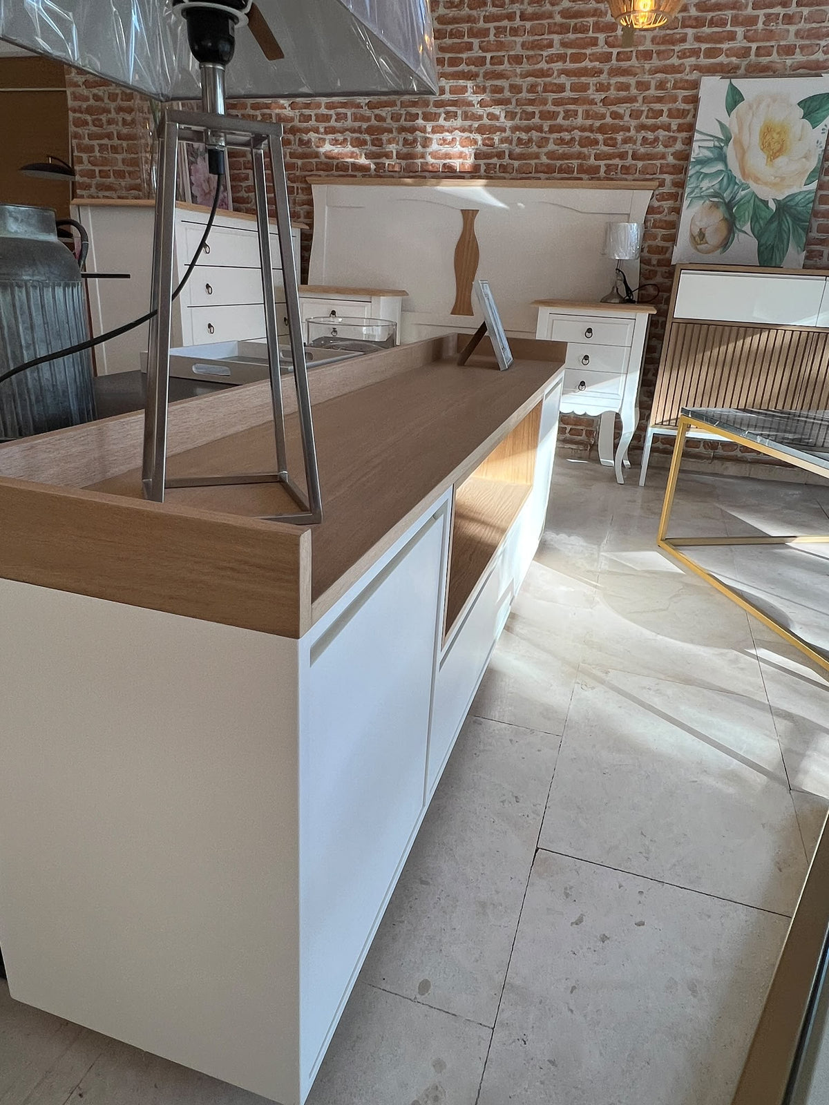 Exposición de muebles de madera maciza en la tienda Look Vintage de Écija