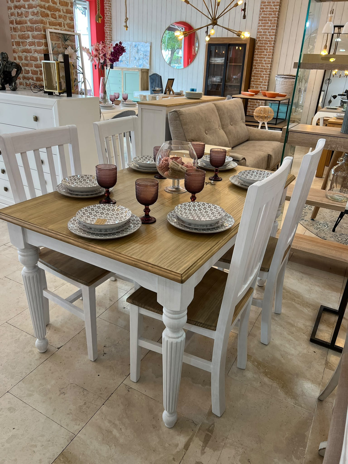 Exposición de muebles de madera maciza en la tienda Look Vintage de Écija